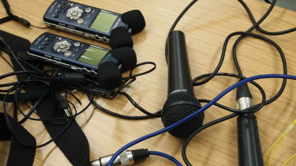 Aufnahmegeräte und Mikrofone liegen auf einem Tisch