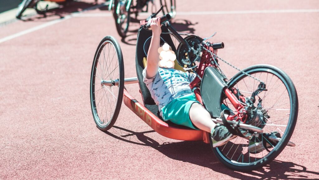 Ein Kind fährt mit einem Sport-Rollstuhl