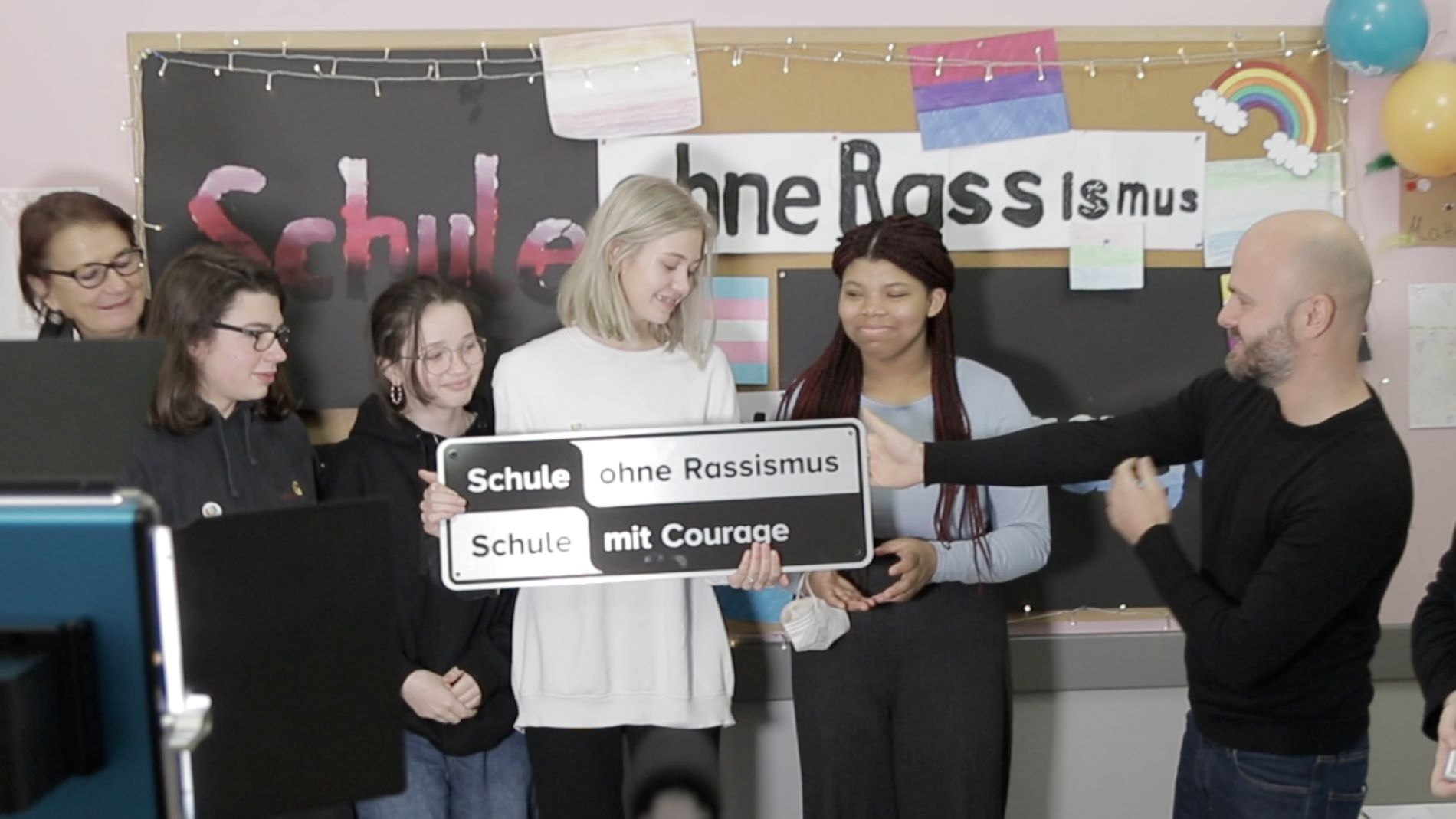 Schülerinnen mit dem Schild Schule ohne Rassismus - Schule mit Courage